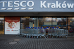 波兰启动“周日商业禁令” 超市关门街道冷清
