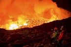 英国探险家超近距离观看火山 熔岩就在脚下翻涌