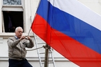 英国驱逐23名俄外交官 俄驻英国大使馆摘下国旗