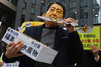 韩国民众日使馆前恶搞安倍 抗议进口福岛水产