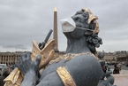 法国民众为协和广场的雕像戴口罩 抗议空气污染