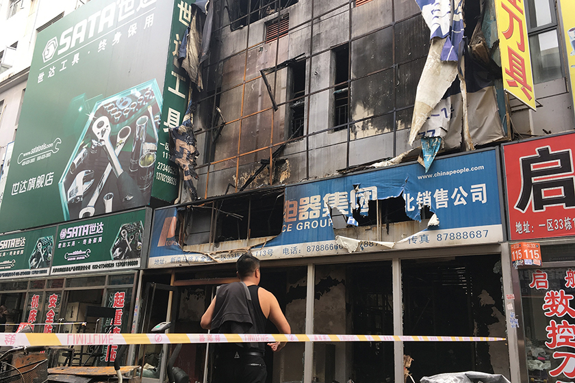 天津南开一五金商城发生火灾 造成1人死亡