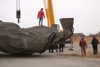 山东滨州刮起8级风 重6吨秦始皇雕塑被吹倒