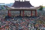 武汉一空地堆满万辆共享单车 场面壮观震撼