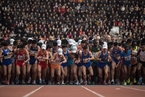 朝鲜举办国际马拉松赛 体育场座无虚席