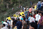 印度一校车坠入峡谷 致30人死亡包括27名儿童