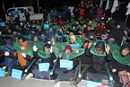 韩国将对萨德基地动土 民众“穿”纱网示威