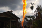 印尼一油井着火 火柱冲天至少10人死亡