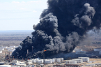 美国一炼油厂爆炸致多人受伤 现场浓烟滚滚