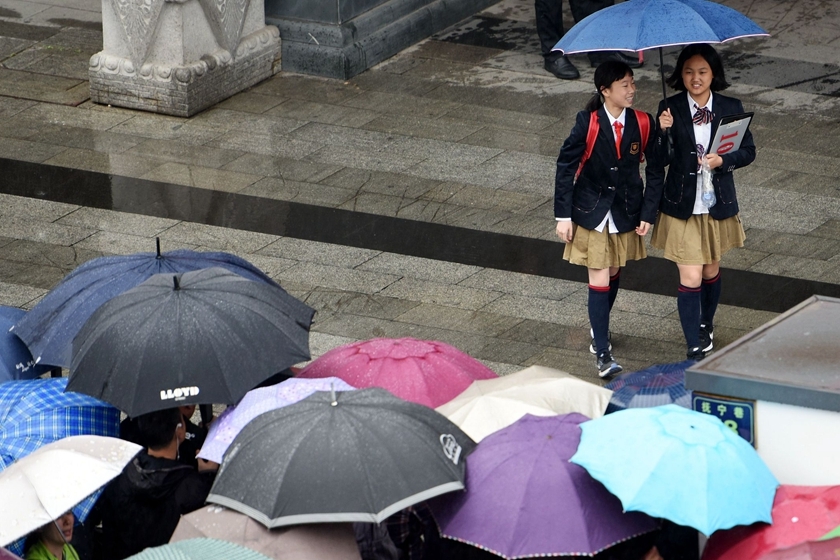 杭州民办初中自主招生面试 家长雨中送考