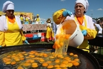 俄罗斯庆祝“福明煎蛋”节 制作超大煎蛋餐