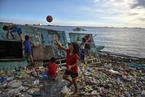 菲律宾贫民窟被塑料垃圾包围 儿童垃圾堆中玩耍