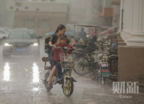 北京局部突降阵雨,下班市民措手不及