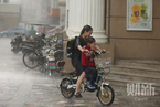 北京局部突降阵雨，下班市民措手不及