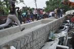 印度火车站一在建天桥倒塌 造成16人死多人被埋