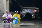 石家庄遭受中雨天气 市区全城多路段积水严重