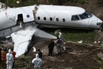 洪都拉斯一飞机降落时滑出跑道 