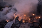 菲律宾一贫民窟起火 200个房屋被吞噬