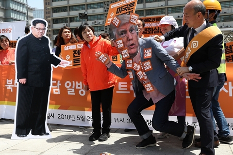 韩国民众戴特朗普面具 抗议朝美会谈取消