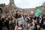 爱尔兰公投支持废除堕胎禁令 民众欢呼
