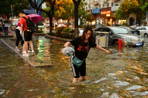 青岛遭遇冰雹暴雨天气 道路积水严重树木倒伏