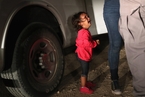 中美洲移民在美墨边境被拦截 女孩无助哭泣