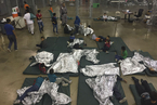 美墨边境移民儿童与父母分离 铁丝笼里睡地铺