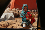 探访叙利亚难民营 8岁女孩用锡罐当双腿令人动容