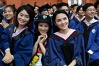 中国传媒大学举行毕业典礼 高颜值毕业生抢镜