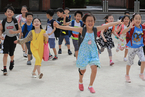 韩国小学生迎来暑假 欢呼雀跃开心到飞起