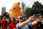 十万伦敦人上街抗议特朗普访英 放飞“特朗普宝宝”气球