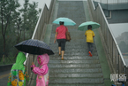 北京发布暴雨蓝色预警 大雨突至市民“行路难”