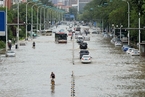 台风带来今夏最强降雨 天津市内多处积水严重