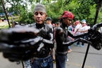 尼加拉瓜举办传统节日 民众涂黑油祈和平