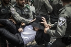 以色列教徒封路抗议征兵 遭警察强制驱离   