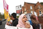 英前外长将穆斯林女性比作邮筒 拒不道歉引抗议