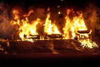 瑞典多地发生燃爆恶性事件 近百辆汽车被点燃