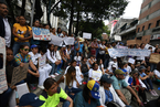 委内瑞拉医生街头游行 抗议药物短缺和薪水过低