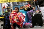 委内瑞拉陷经济困局 大量民众逃往国外