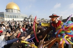 宰牲节首日 巴勒斯坦民众聚集圆顶清真寺庆祝