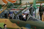 伊朗展示首款国产战斗机 总统鲁哈尼“试驾”