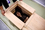 日本举办丧葬产业展会 民众躺棺材中体验