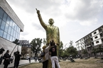 埃尔多安金色雕像亮相德国双年展 遭抗议者涂鸦