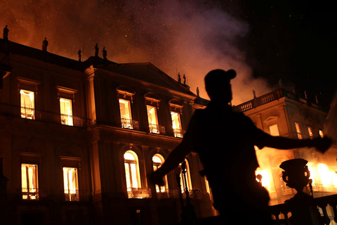 巴西国家博物馆发生火灾 现场火势十分凶猛
