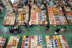 韩国“月饼节”热闹开市 顾客争先购水果