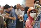 广深港高铁开始预售车票 香港市民排队购票
