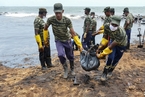 斯里兰卡输油管道泄漏 首都沿海岸遭污染