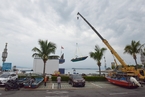 台风“山竹”扑向广东 渔船吊装上岸避风