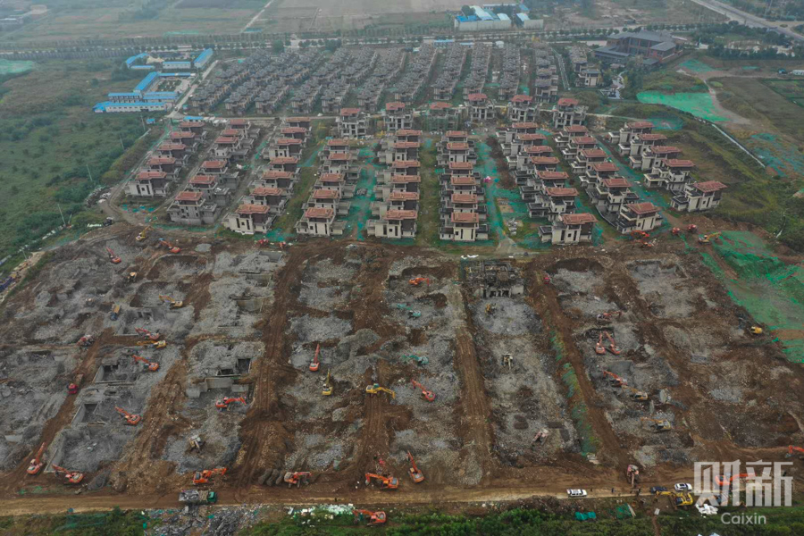 秦岭北麓违建拆除 多台破拆机同时作业夷平别墅