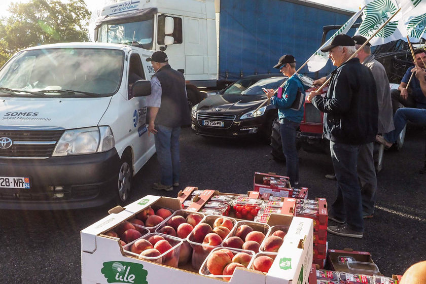 政府结束免税政策 法国农民倾倒水果烧垃圾抗